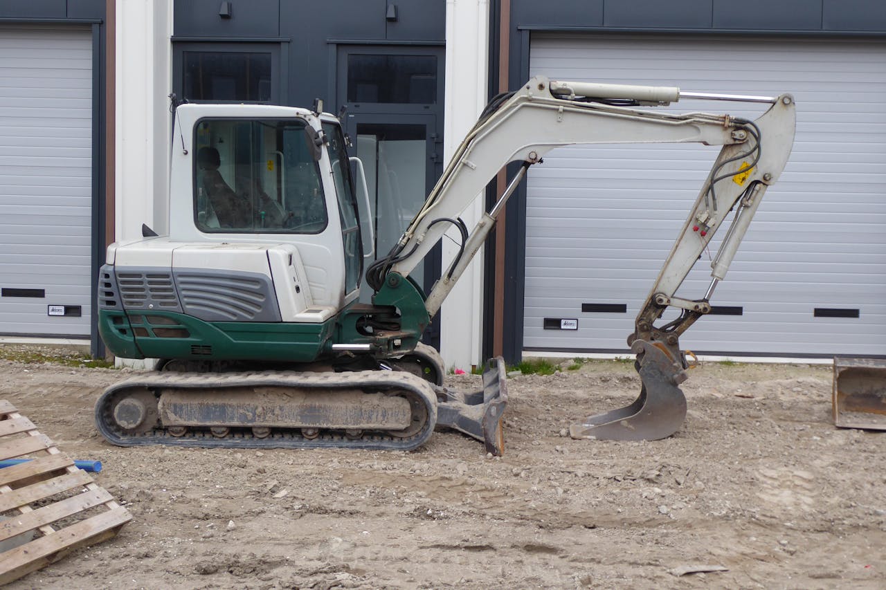 Mini-pelle de location prête sur chantier RCG BTP